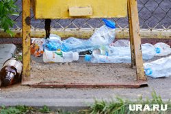 Мусор были вынуждены складывать рядом с контейнерами