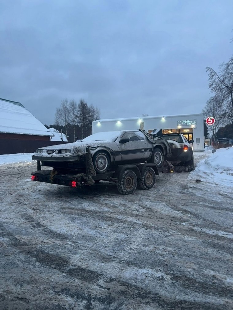 Ретроавтомобиль DeLorean DMC-12 везли на эвакуаторе