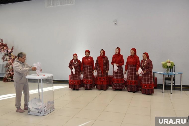 В селе Париж выступил фольклорный коллектив «Чишмелек»