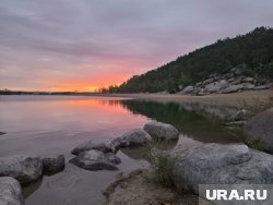 Разбить кемпинг можно прямо на берегу озера 
