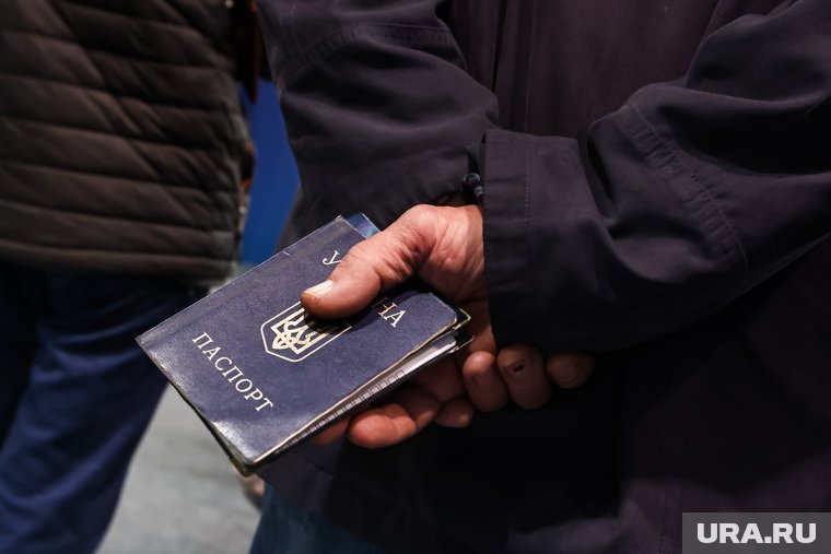 Желающие возложить цветы к памятнику смогли это сделать только при предъявлении документов