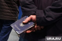 Желающие возложить цветы к памятнику смогли это сделать только при предъявлении документов