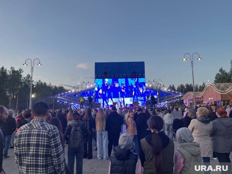На сцене выступают звезды Ноябрьска