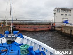 Теплоход проходил через шлюзы на гидроэлектростанциях