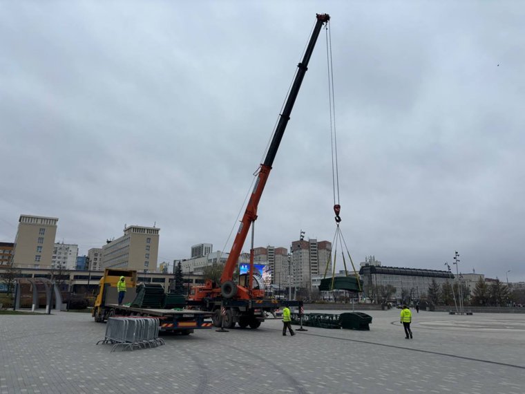 Рабочие приступили к установке