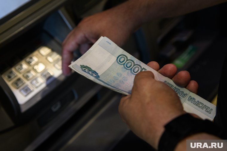 Мужчина устроил скандал в отделении банка из-за банкомата, который зажевал его карту
