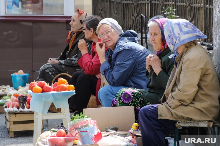 Переход на карты оставил бабушек из Кургана без покупателей (архивное фото)