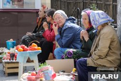 Переход на карты оставил бабушек из Кургана без покупателей (архивное фото)