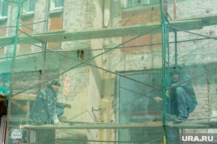 Строительные леса рухнули на голову прохожему