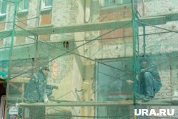 Строительные леса рухнули на голову прохожему