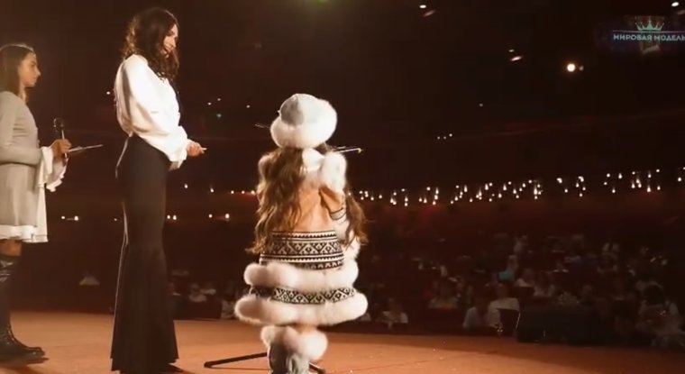 Скриншот из выступления девочки из Салехарда в конкурсе красоты