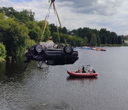 Авто достали со дна водохранилища