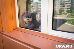 Ребенок выпал из окна, навалившись на москитную сетку