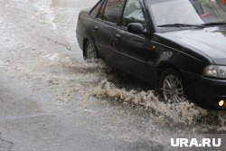 Жители экстренно возвели дамбу из мешков с песком