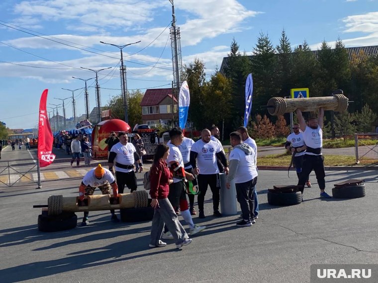 Участники силовых видов спорта начали с разминки 