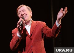 Юрий Чернов уже более сорока лет счастлив в браке с театроведом Валентиной Зивой, которую он ласково называет «Масечкой»
