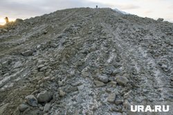 Со склона в Находке осыпаются большие глыбы земли с песком и глиной