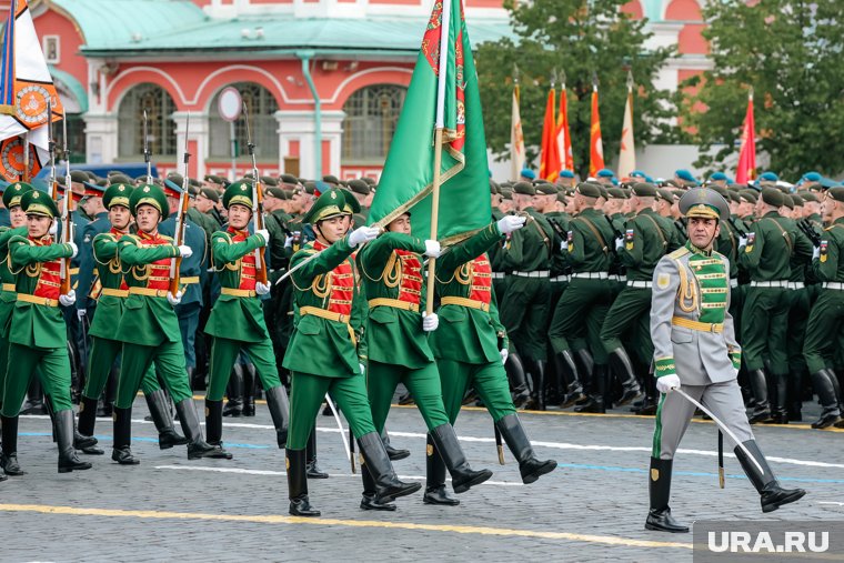 Туркменский парадный расчет выделялся своей красивой ярко-зеленой формой