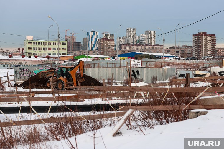 Путепровод между двумя мостами на развязке не эксплуатируется (архивное фото)