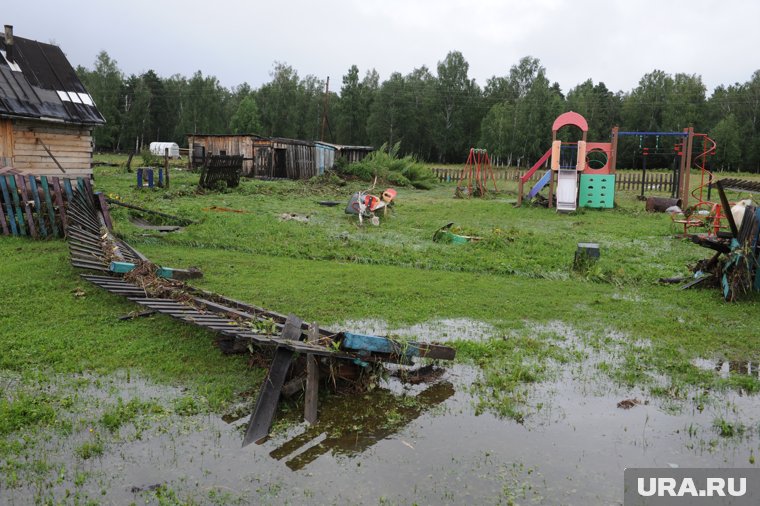 Вода уходит из подтопленных домов