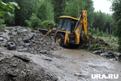 Перекрытый канал для стока воды стал причиной ее задержки в городе. Фото архивное