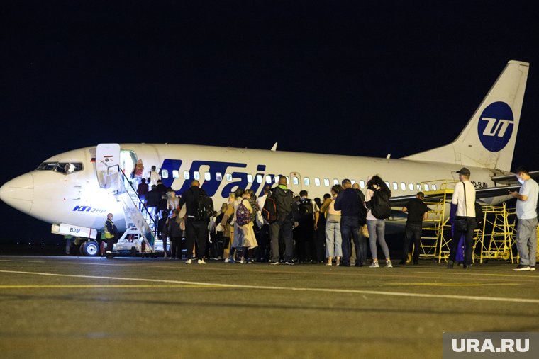 В самолет Utair ударила молния во время полета