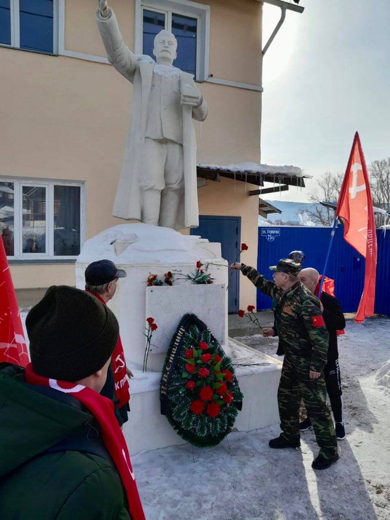 Цветы к памятнику возложили в день смерти Сталина