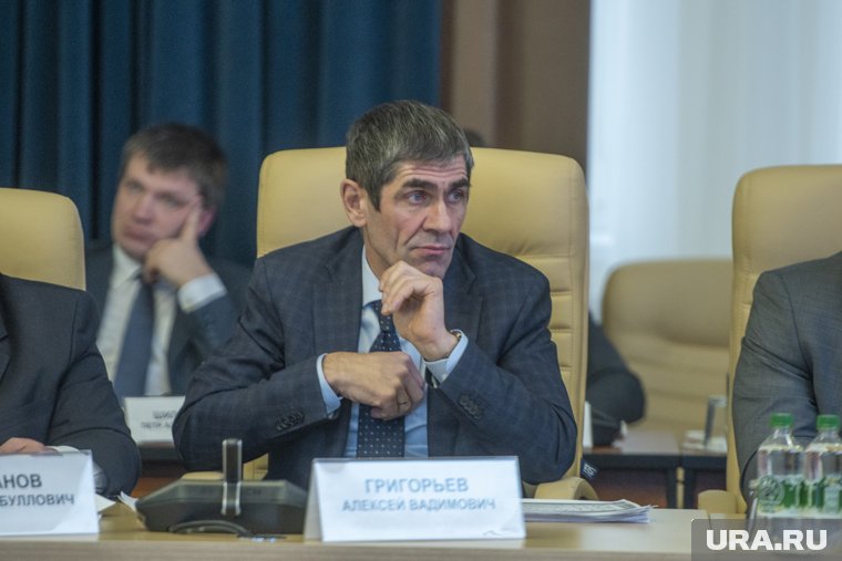 По версии прокуратуры, он утвердил передачу земельного участка в аренду своему близкому родственнику