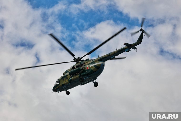 В салоне вертолета установлены кресла и диван