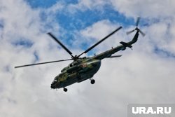 В салоне вертолета установлены кресла и диван