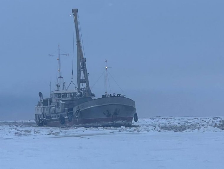 Баржа застряла во льдах