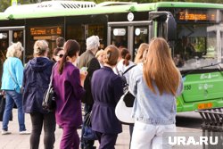 Водители муниципальных автобусов в Салехарде игнорируют пассажиров с парома