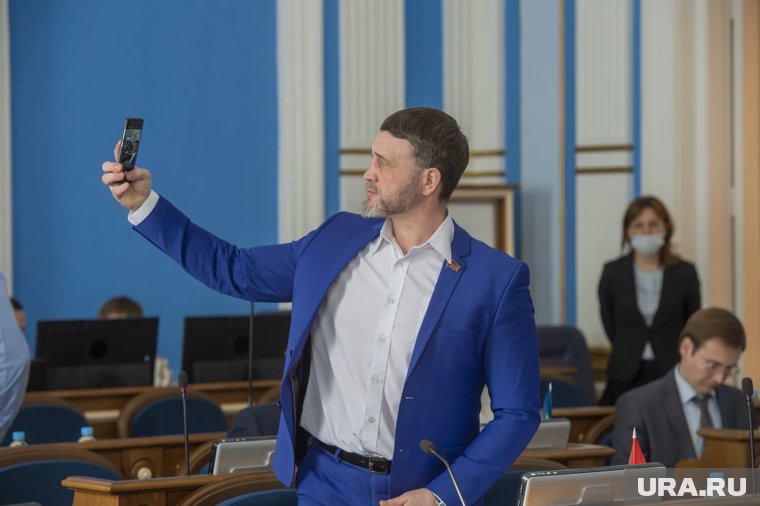 Во Франции Сергей Медведев* пытается устроиться на работу 