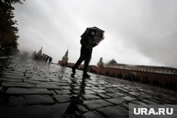 Из-за сильного ливня в Москве плывут автомобили и закрываются станции метро