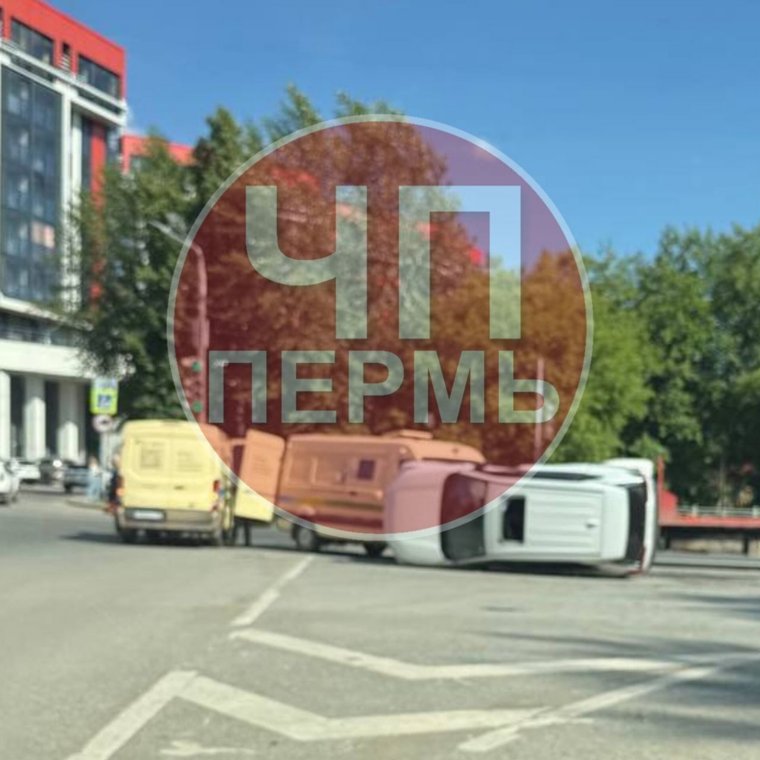 От удара легковушка перевернулась
