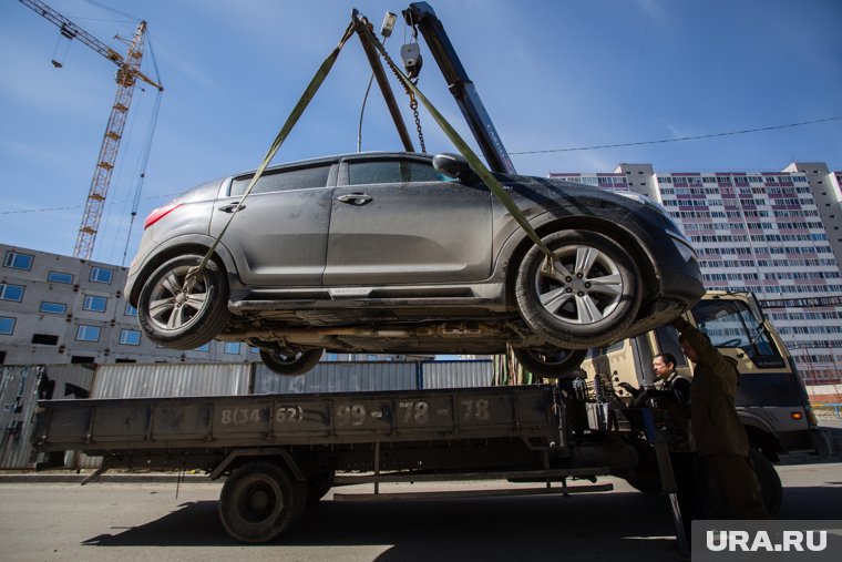 Водитель погрузчика сбросил горящий автомобиль на дорогу