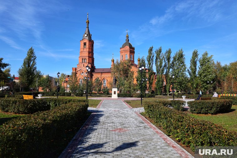 В соборе Александра Невского в самом центре Кургана звучал настоящий колокольный звон