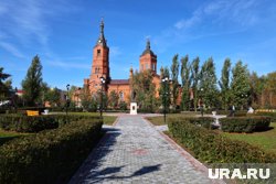 В соборе Александра Невского в самом центре Кургана звучал настоящий колокольный звон