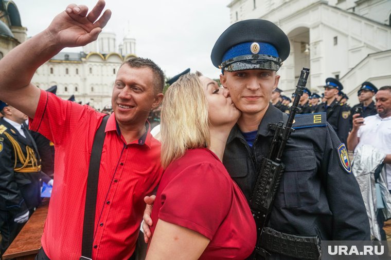Для родителей этот день не менее волнительный и радостный, чем для молодого пополнения Президентского полка