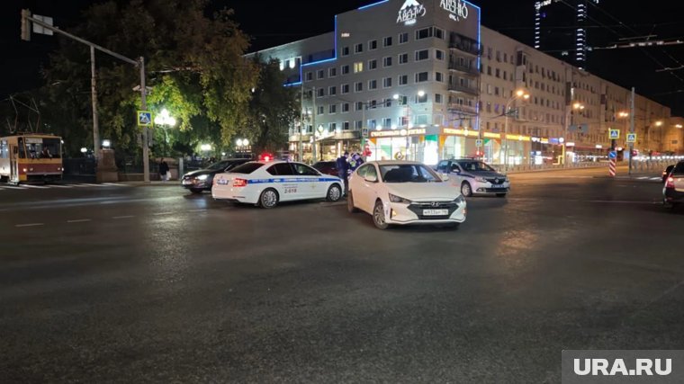 Водителя и пассажирку мотоцикла доставили в больницу
