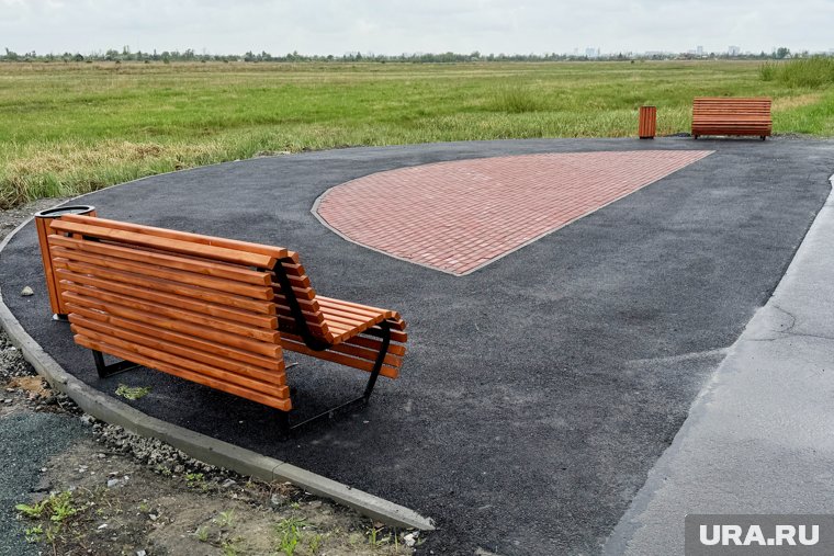 Скамейки остались стоять напротив супермаркета