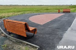 Скамейки остались стоять напротив супермаркета