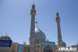 Красный флаг был поднят на бирюзовом куполе мечети в Иране