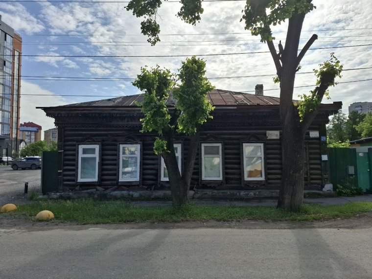 Памятник продают за рубль.