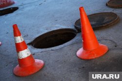 Слесари приехали по заявке из школы о засоре канализации