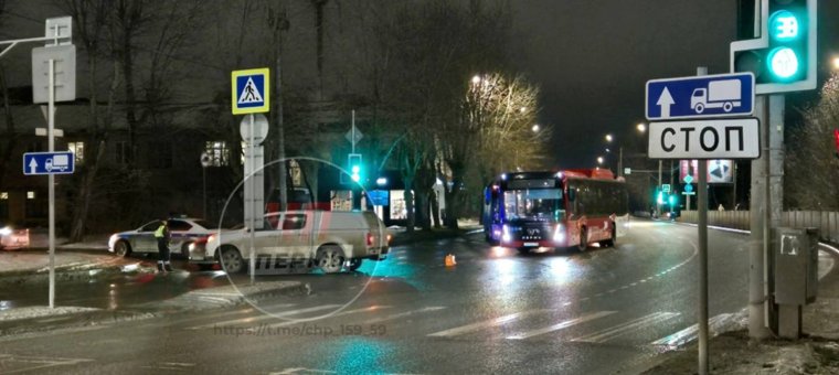 На перекрестке столкнулись два автомобиля