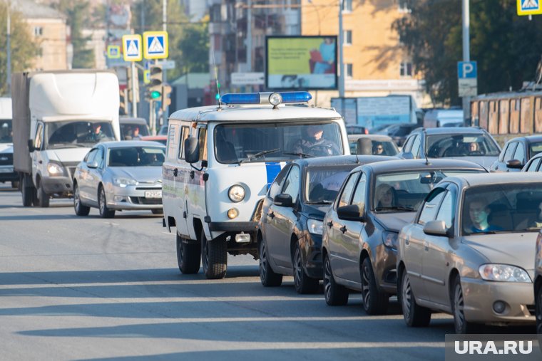 Пробка образовалась из-за аварии легковушки и мотоцикла