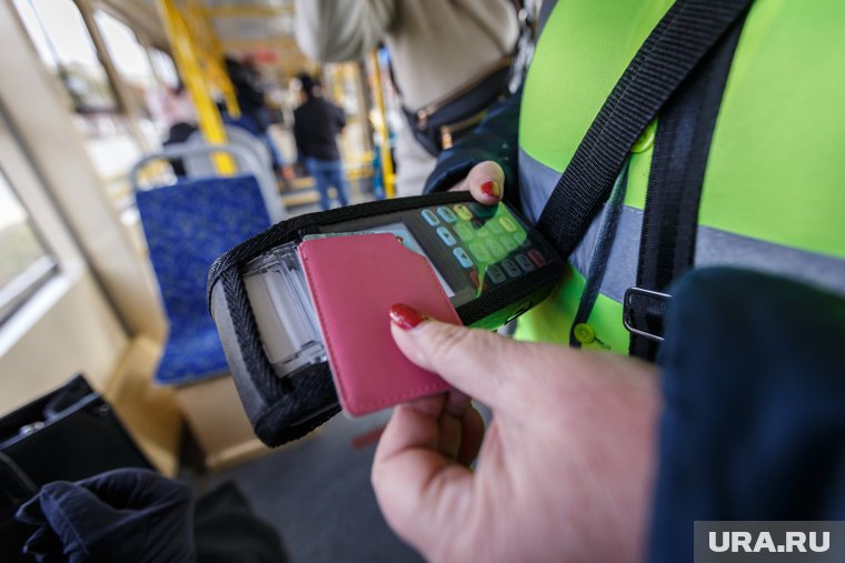 Кондукторы все реже встречаются в тюменском транспорте