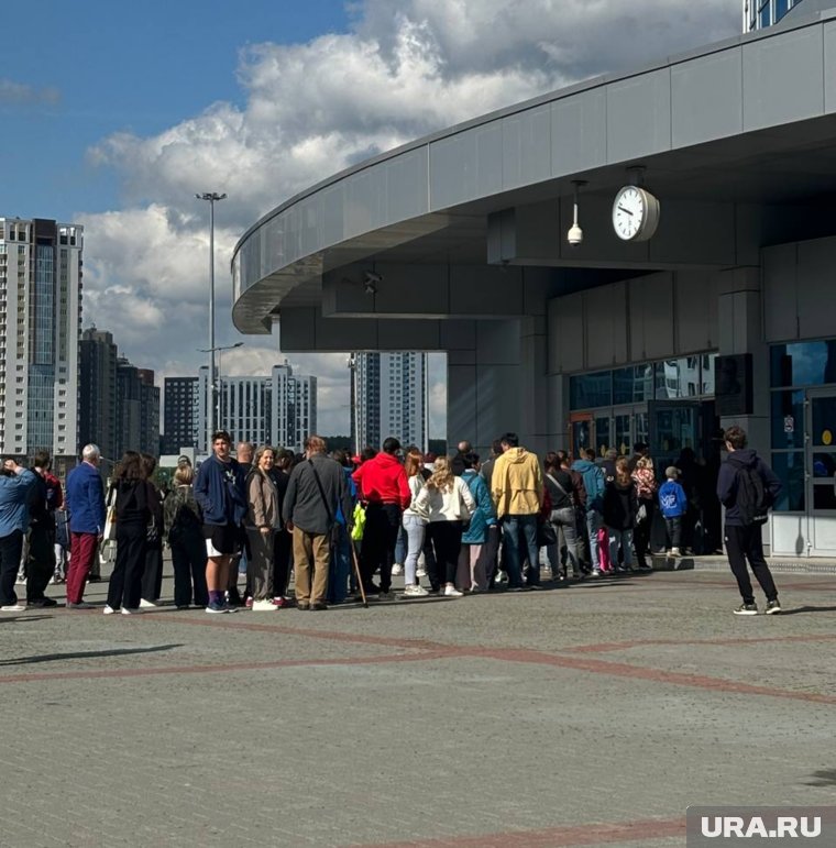 Возле арены "Трактор" образовалась большая очередь 