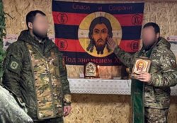 На фронте вера кажется более живой, признается отец Роман (справа)